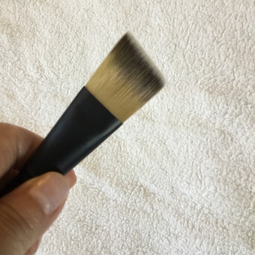 Le Métier de Beauté Flat Angled Foundation Brush - Picture 9 of 13